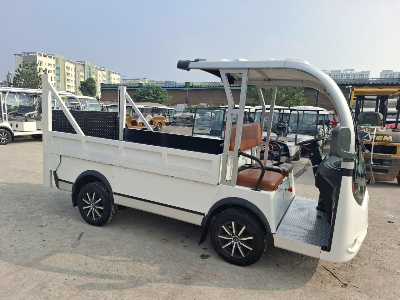 Xe chở hàng có bửng nâng hạ